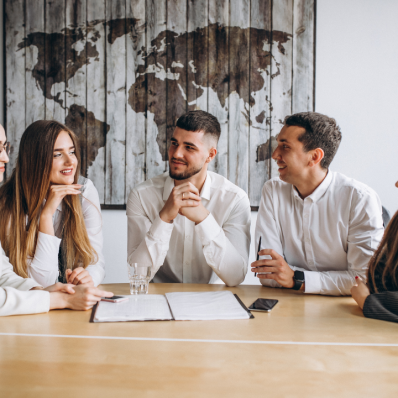 grupo-personas-trabajando-plan-negocios-oficina 1 (1)